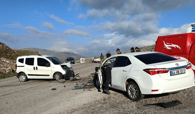 Malatya'da otomobil ile hafif ticari aracın çarpıştığı kazada 3 kişi yaralandı