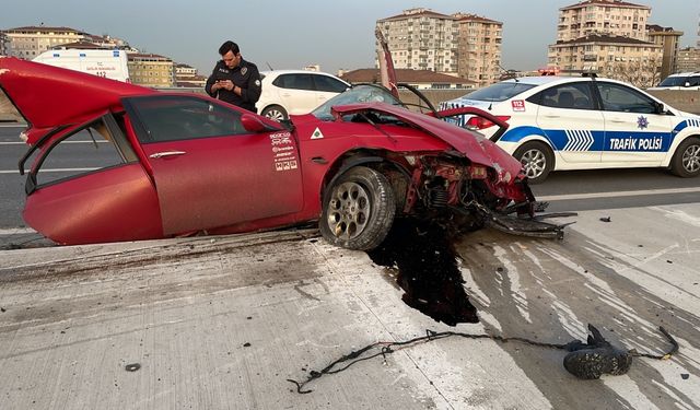 Maltepe'de çarpmanın etkisiyle ikiye ayrılan otomobilin sürücüsü ağır yaralandı