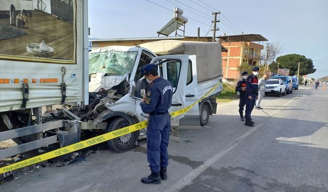 Manisa'da inşaat işçilerini taşıyan kamyonet kamyona çarptı, 10 kişi yaralandı