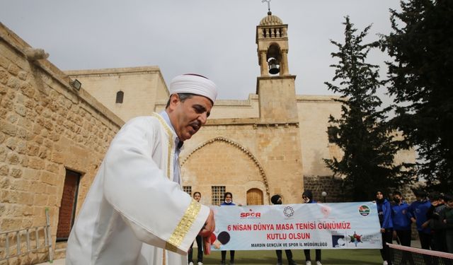 Mardin'de imam ve kilise görevlisi tarihi cami ve kilisede masa tenisi oynadı