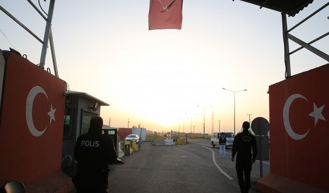 Mardin'de polis ekipleri ilk iftarlarını görevlerinin başında açtı