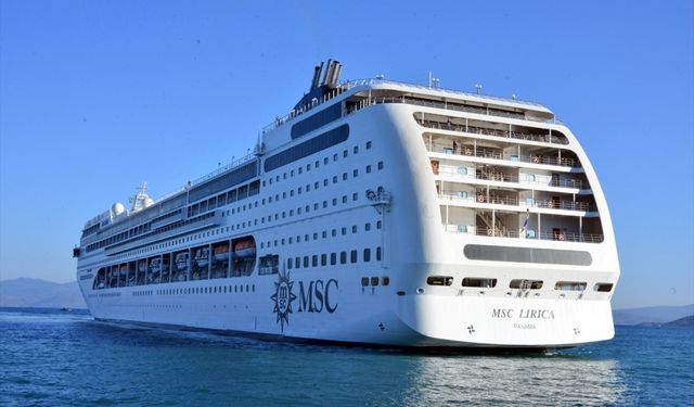 MCS Cruises'e ait kruvaziyer, 6 yıl sonra Kuşadası'na demirledi