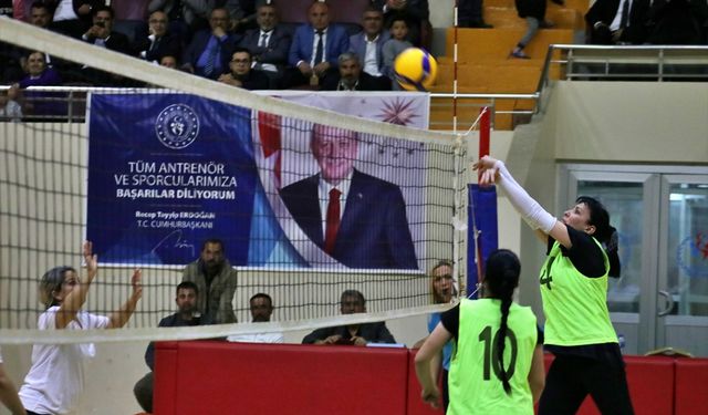OSMANİYE - "Evinin Sultanları Bayan Voleybol Turnuvası" başladı