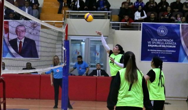 Osmaniye'de "Evinin Sultanları Bayan Voleybol Turnuvası" başladı