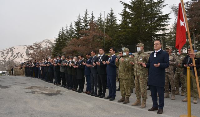 Pençe-Kilit Operasyonu bölgesinde şehit olan asker için Hakkari'de tören düzenlendi