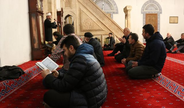ZAGREP - Balkan Müslümanları ilk teravih için camilere akın etti