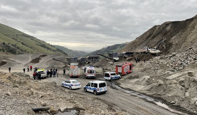 Samsun'da taş ocağında uçuruma devrilen kamyonun sürücüsü öldü