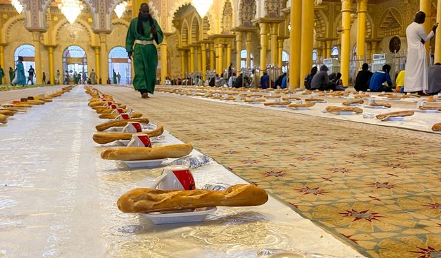 Senegal'de Batı Afrika'nın en büyük camisinde ramazan boyunca iftar