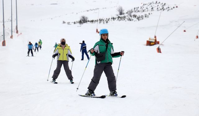 Sivas'ta 1000 öğrenciye kayak eğitimi verildi