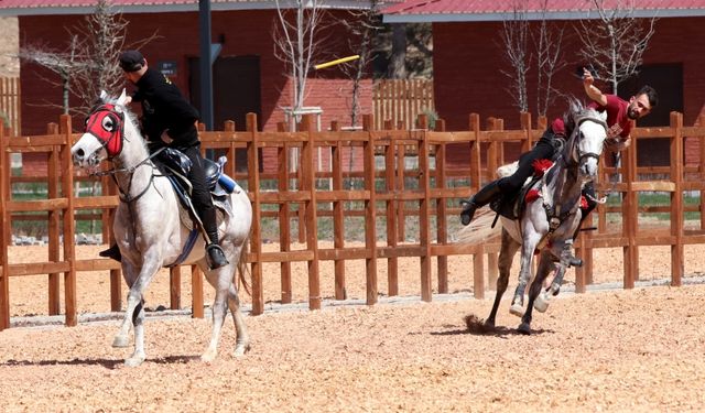 Sivas'ta atlı cirit heyecanı yaşandı