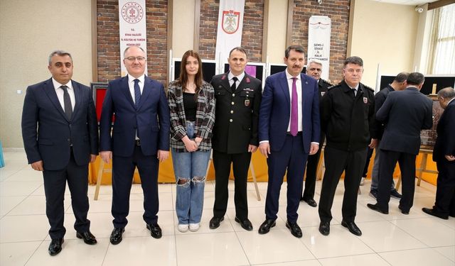 Sivas'ta jandarma komutanı kanserden kaybettiği eşi anısına rölyef sergisi açtı