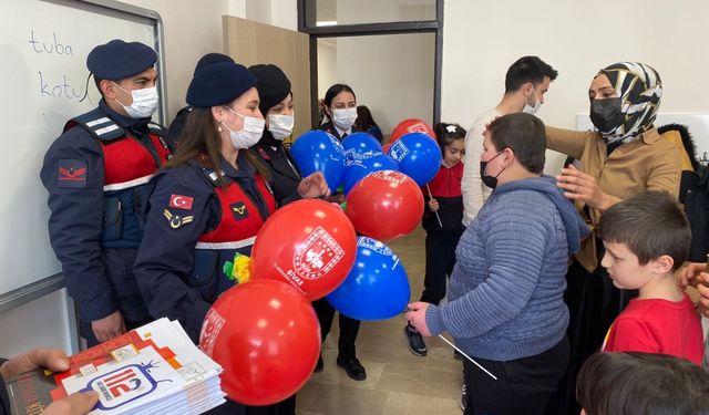 Sivas'ta jandarma personeli otizmli çocukları sevindirdi