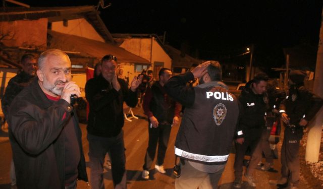 Sivas'ta kavga ihbarına giden polislere gençlerden sürpriz kutlama