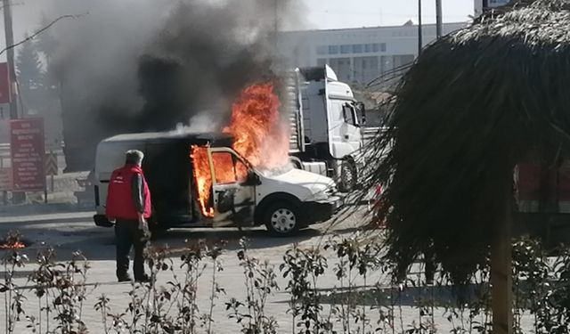 Tekirdağ'da akaryakıt istasyonunun önünde alev alan hafif ticari araç yandı