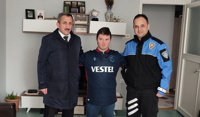 Tekirdağlı down sendromlu gencin Trabzonspor forması hayalini polisler gerçekleştirdi