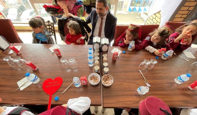 "Tekne orucu" tutan Erzurumlu çocuklara öğlen vakti özel iftar verildi