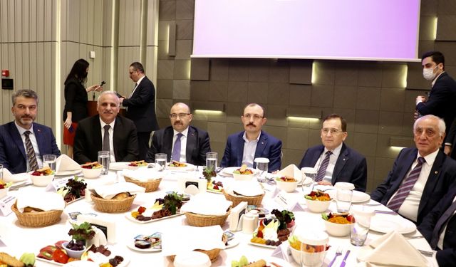 Ticaret Bakanı Muş, Trabzon'da iş dünyası temsilcileriyle iftarda bir araya geldi