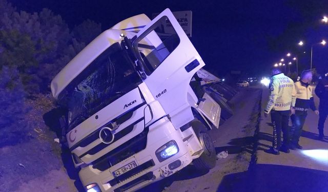 Uşak'ta devrilen tırın sürücüsü yaralandı