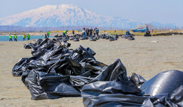 Van Gölü sahilinde tonlarca çöp toplandı