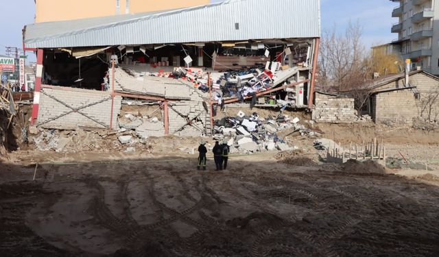 Van'da temel kazısı sırasında bir iş yerinin duvarı çöktü