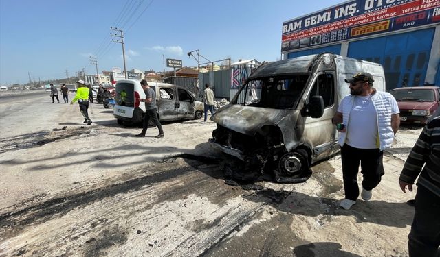 Yalova'da alev alan minibüs seyir halindeki kamyonete çarptı