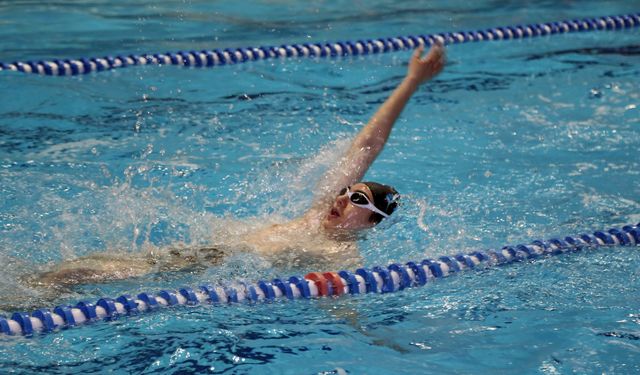 Yüzmede Türkiye şampiyonu olan işitme engelli Can, hedef büyüttü
