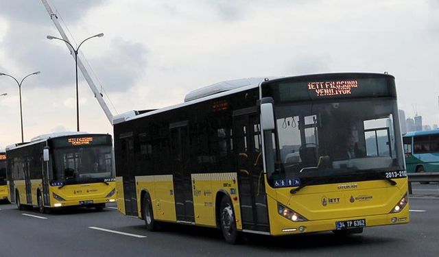Kadıköy'de yolculardan bekledikleri İETT otobüsünün gelmemesine tepki