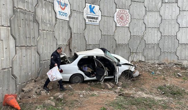 Sivas'ta duvara çarpan otomobildeki 2 kişi öldü