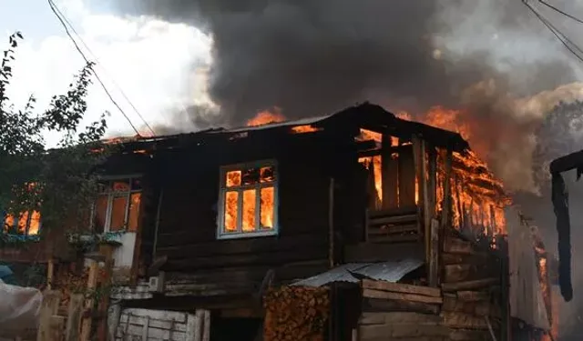 Kastamonu'da korkutan yangın; Onlarca ev kül oldu!