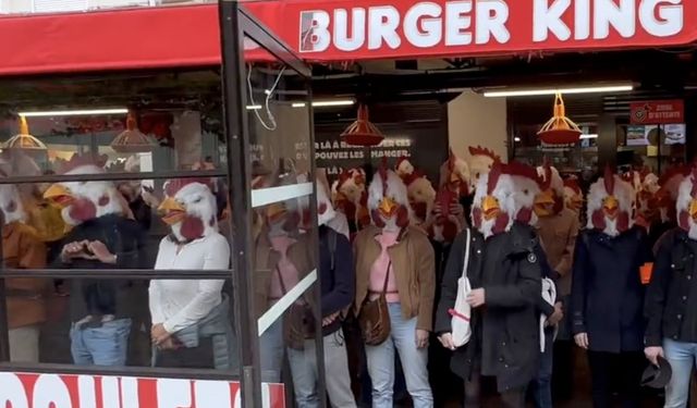Kafalarına tavuk maskesi takan aktivistler tavuk restoranını bastı