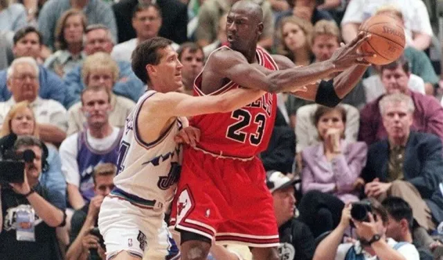 Michael Jordan'ın 1998 NBA finallerinde giydiği ayakkabılar rekor fiyata satıldı