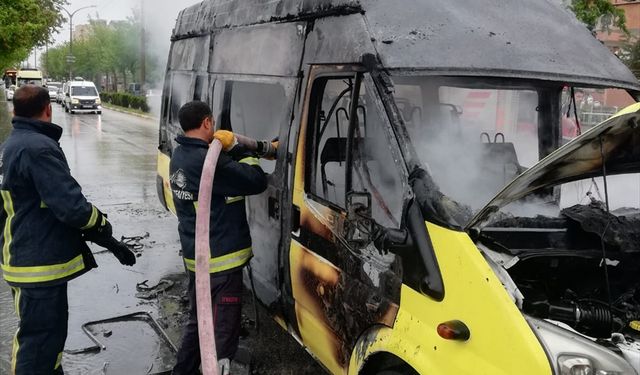 Van'da bir yolcu minibüsü yandı