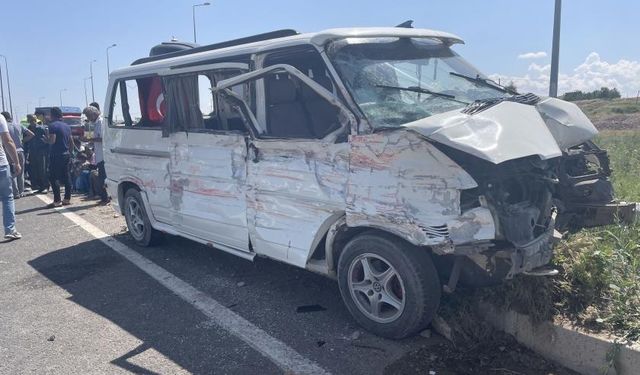 Kayseri'de işçi servisi kaza yaptı: Ölü ve yaralılar var