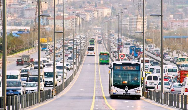 Üsküdar'da bir metrobüs, yolcu indiren başka bir metrobüse çarptı