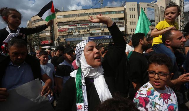 Batı Şeria'da binlerce Filistinli, İsrail'in Gazze saldırılarını protesto etti