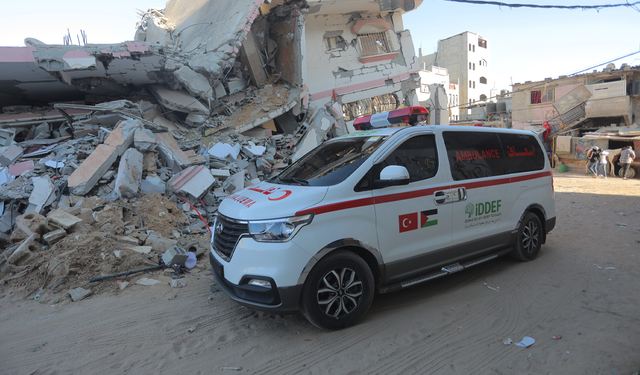 İsrail Gazze'de bir ambulansı hedef aldı