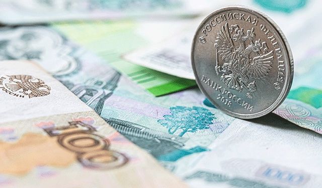 Ruble, dolar karşısında 100'ü geçtikten sonra hafifçe toparlandı