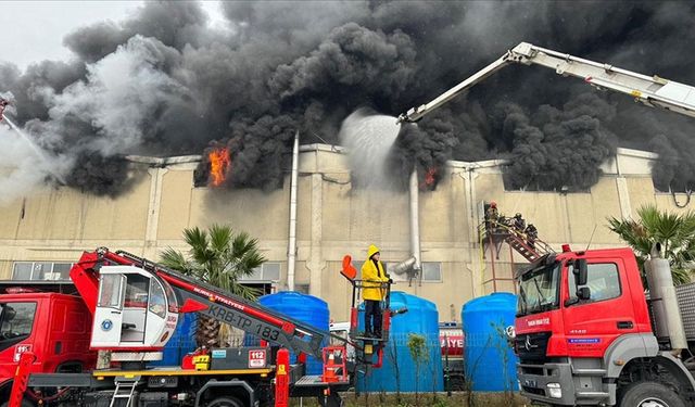 Bursa'da fabrikada çıkan yangına müdahale ediliyor!