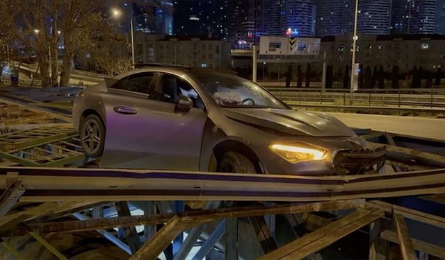 Üsküdar’da kaza yapan otomobil köprüde asılı kaldı!