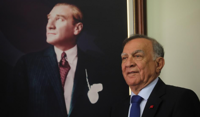 Seyhan Belediye Başkanı Akif Kemal Akay da CHP'den istifa etti