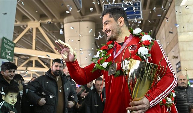 Avrupa şampiyonu Serbest Güreş Milli Takımı, Ankara'da coşkuyla karşılandı!