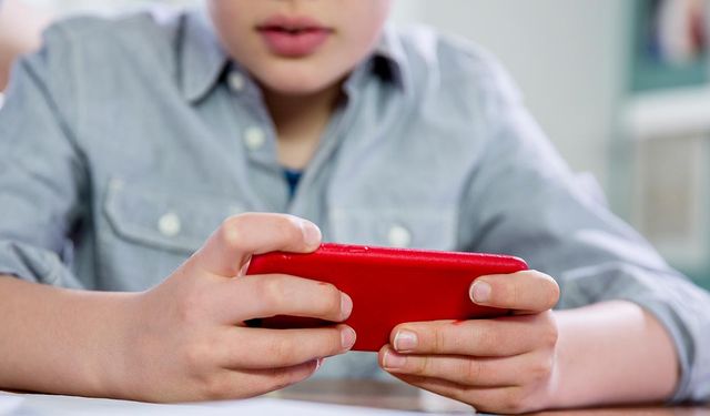 İngiltere'de okullarda telefonlar yasaklanıyor