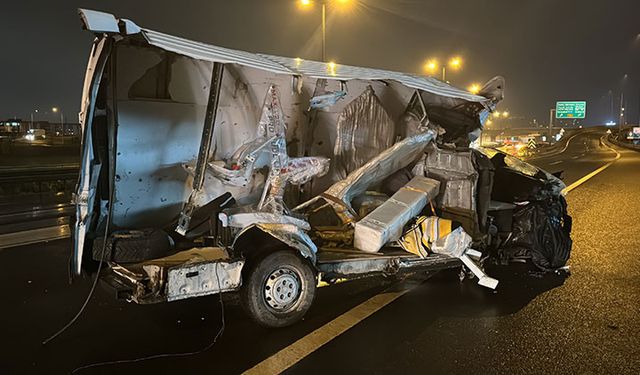 Anadolu Otoyolu'nda gerçekleşen kazada araç ikiye bölündü!