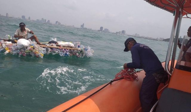 Pet şişelerden yaptığı botla denize açılan adam denizde mahsur kaldı