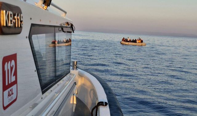Ayvalık açıklarında Yunanistan'a giden 131 düzensiz göçmen yakalandı