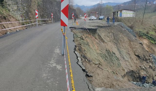 Trabzon'da kara yolu çöktü