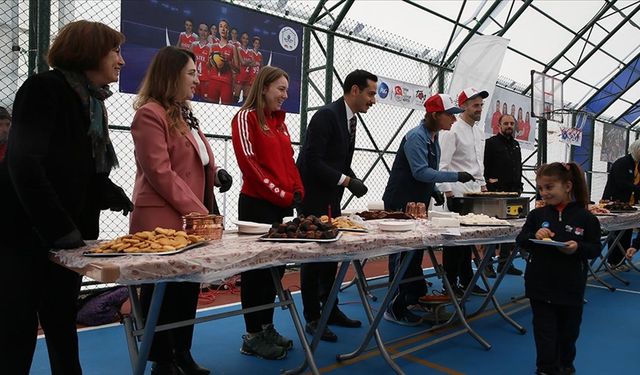 Fransa'nın Ankara Büyükelçisi Dumont, depremzede çocukları ziyaret etti