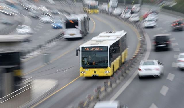 Kadıköy'de ilginç anlar: İETT Otobüs şoförü kendisine çarpan sürücünün üzerine sürdü