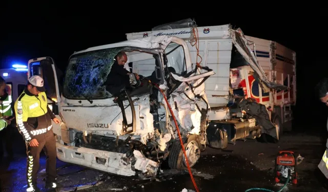 Kilis'te tırla kamyonetin çarpıştığı kazada 3 kişi yaralandı