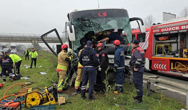 Düzce'de yolcu otobüsü bariyerlere çarptı, 17 kişi yaralandı